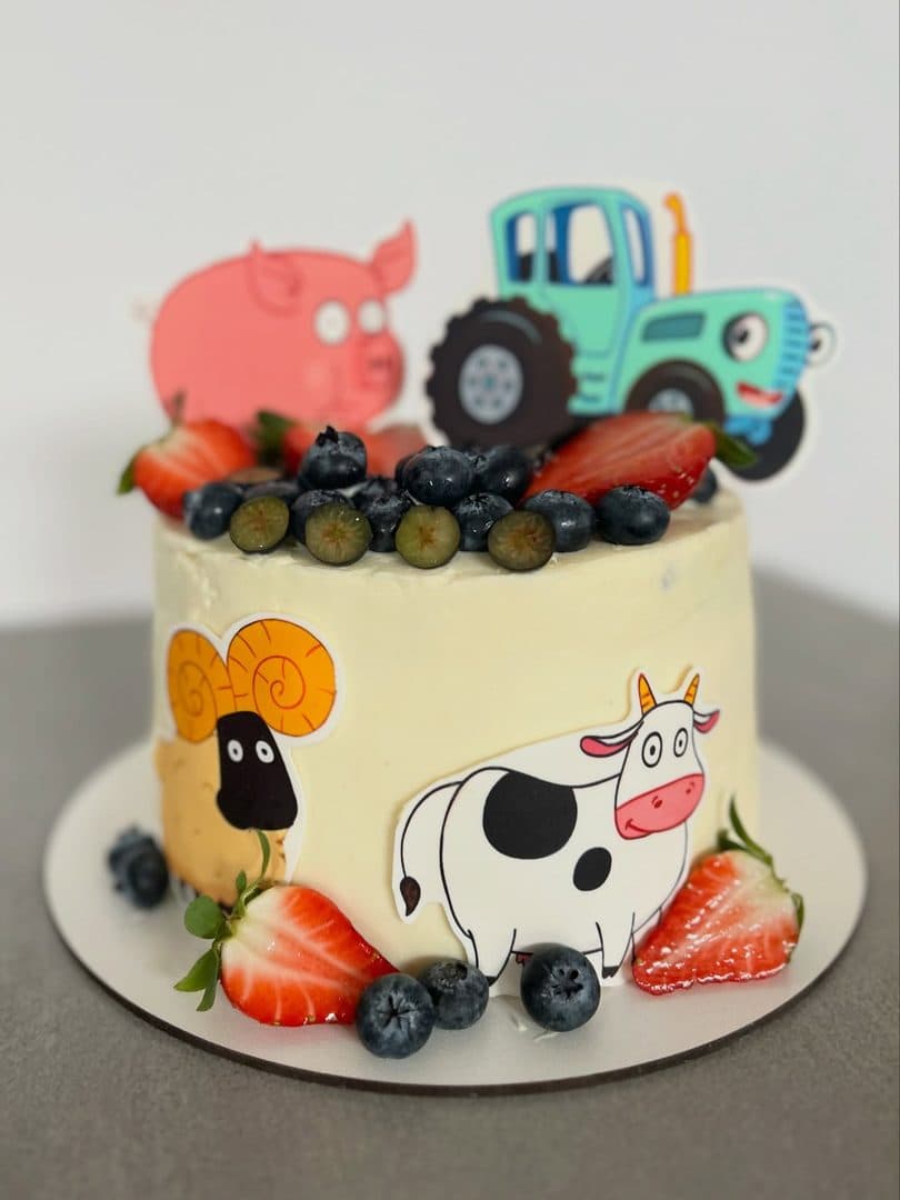 Mała farma na torcie 🐷🚜🐄 Uroczy, dziecięcy motyw, świeże owoce na górze… a w środku niespodzianka, którą kochają nie tylko dzieci — kremo…