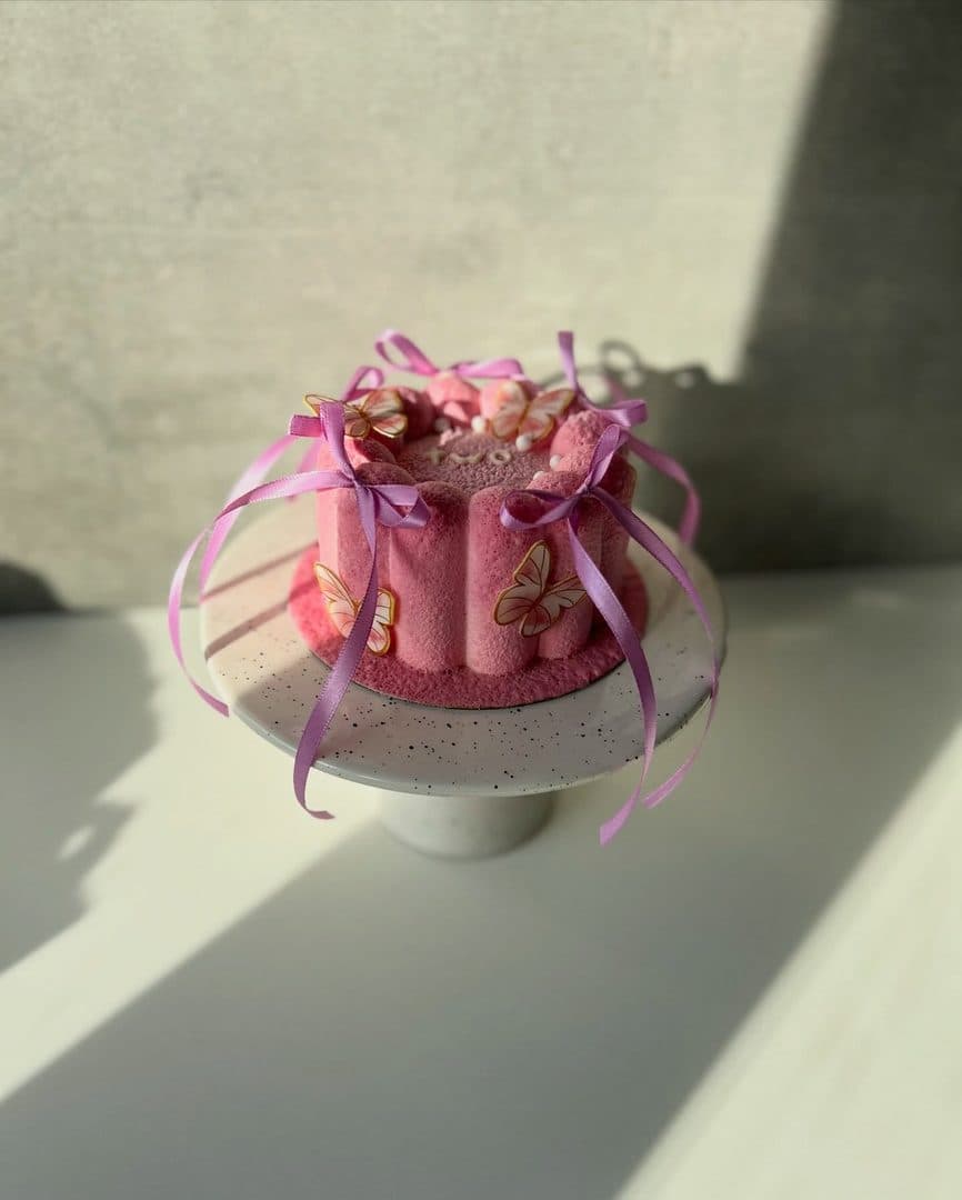 ✨ Musowy tort bento Lekki jak chmurka, delikatny i nowoczesny w smaku — to nie jest klasyczny ciężki tort, tylko subtelny deser musowy 🤍…