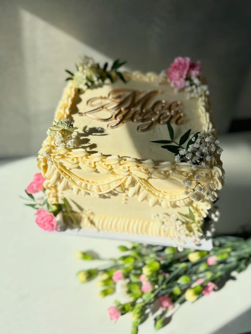 Mój pierwszy kwadratowy tort ✨ Nie spodziewałam się, że to aż takie wyzwanie… Ale po kilku próbach i sporej pracy — udało się 🤍 Co myślicie?