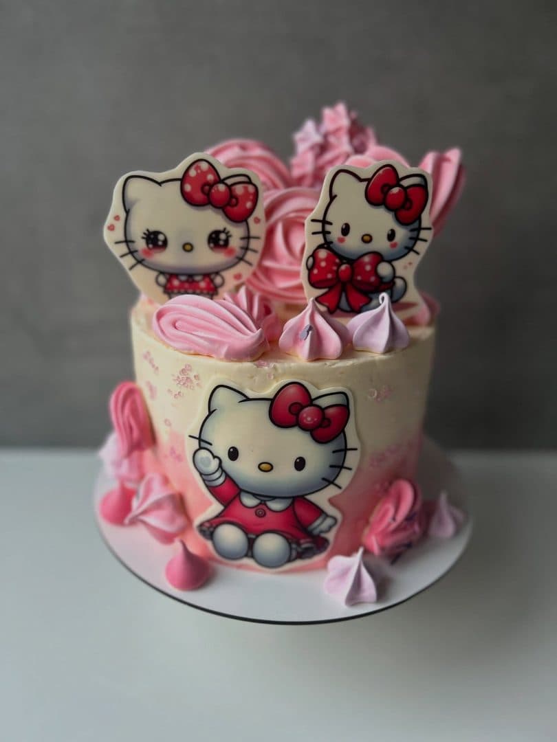 Hello Kitty z truskawkami w środku 🍓❤️
