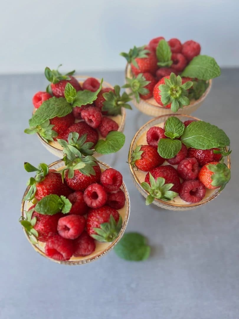 Letnie smaki w najprostszej formie 🍓 Delikatny krem, świeże owoce i zero zbędnych dodatków.