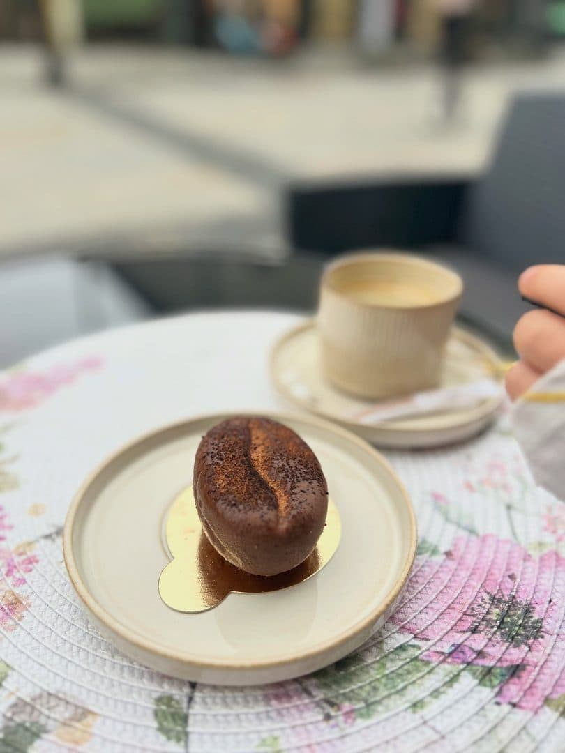 Mały krok, który bardzo mnie cieszy 🤎 Od dziś moje desery możecie znaleźć również w kawiarni ☕✨ Na początek „Kawowe Ziarenko” — monoporcj…