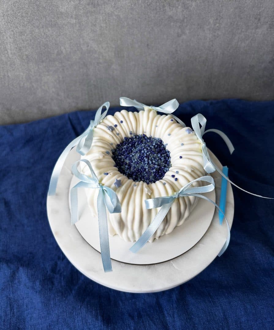 Mały tort na wielkie świętowanie💙 Musowy tort o smaku truskawkowym, przygotowany na drugie urodziny małego solenizanta. Delikatny, lekki i…