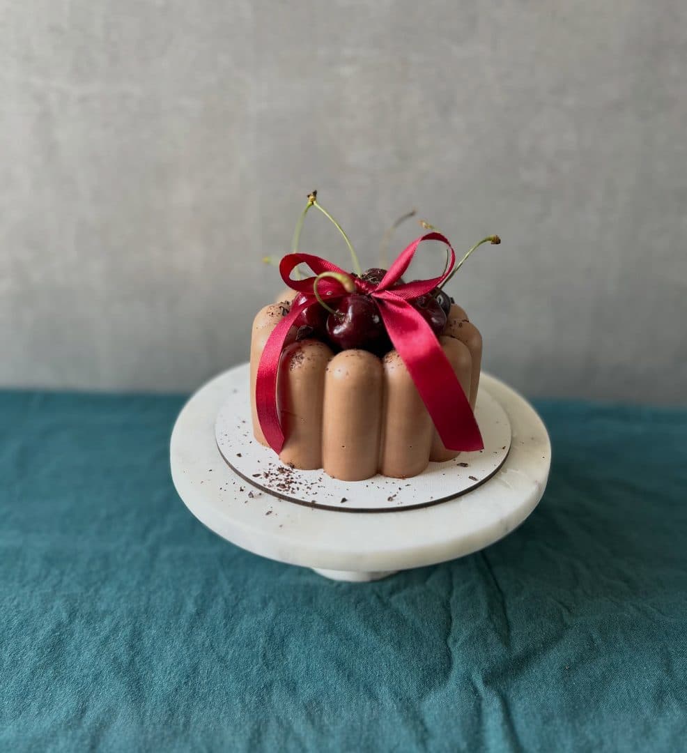 Mały rozmiar. Wielkie wrażenie ❤️🍒 Musowy tort, który wygląda jak prezent… i smakuje jeszcze lepiej Bo czasem nie potrzeba wielkiej okazji,…