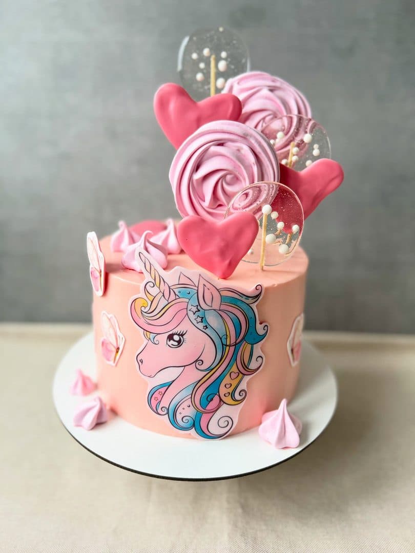 Tort jak z bajki? 🦄✨ Jednorożce, serduszka, beziki i dekoracje dopasowane specjalnie do małej solenizantki 🩷