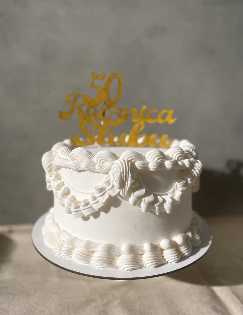Klasyka, która zdecydowanie nie musi być nudna 🤍✨ Dużo kremowych detali, total white i odrobina retro klimatu Taki tort na 50 rocznicę ślub…